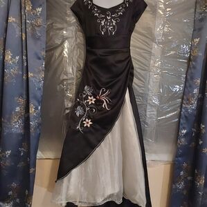 Embroidered Prom Dress, black and white size 5-6 C20226